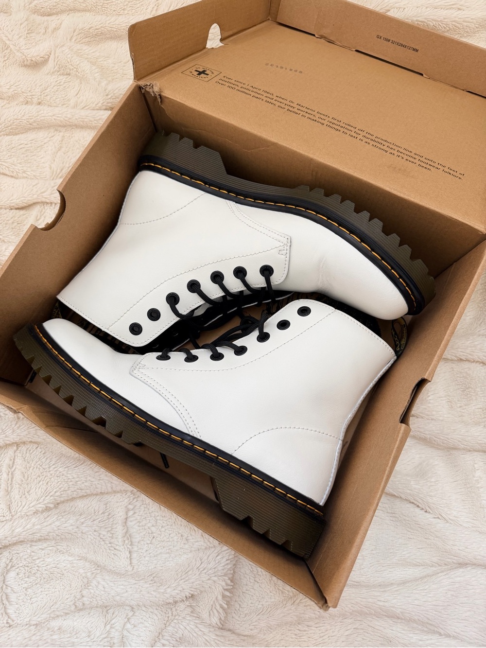 NIB Dr. Martens Luana white leather lace-up boots Sz 11 women’s